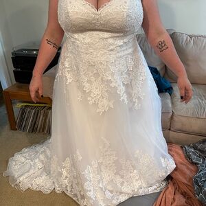 David's Bridal White Lace Wedding Dress